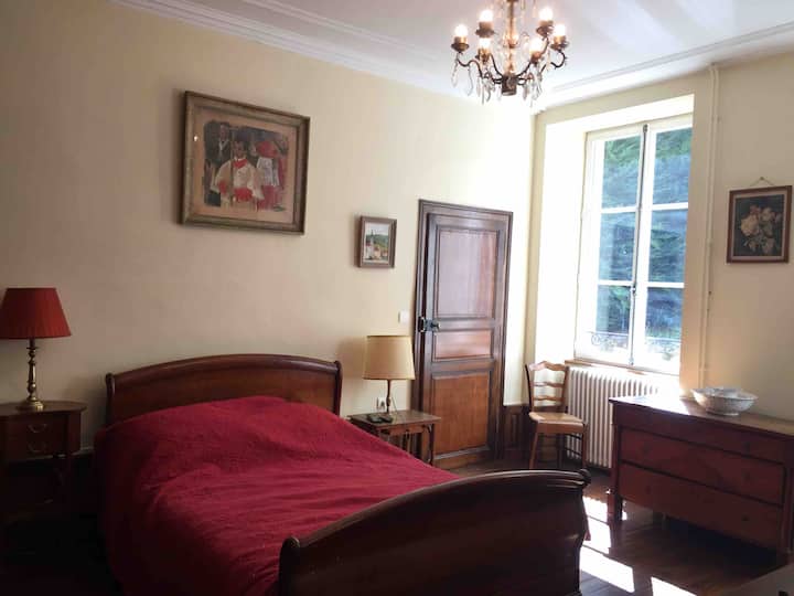 La habitación de los "grandes padres", abajo, con el baño y los inodoros contiguos y una pantalla grande. 