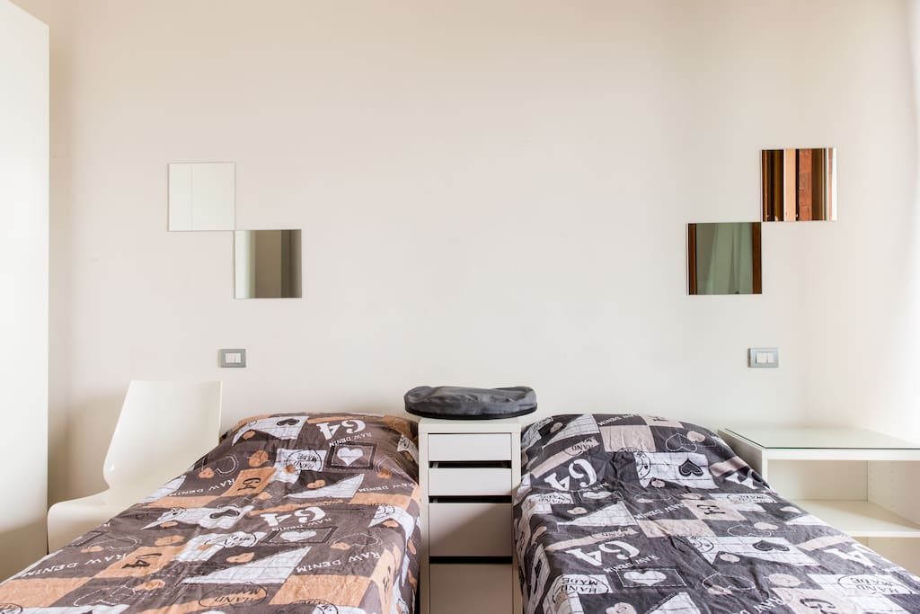 Stanza 1 Ampia doppia con letti singoli, che diventano matrimoniali all'occorrenza, bagno in camera e terrazzino, vetri insonorizzati per il massimo relax. Bilocale