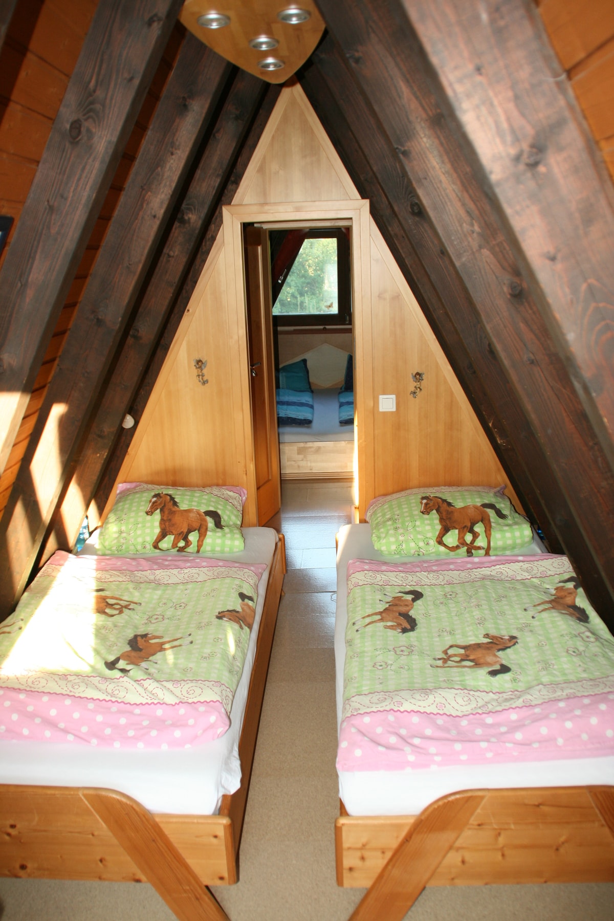 Detská izba na hornom poschodí s 3 lôžkami