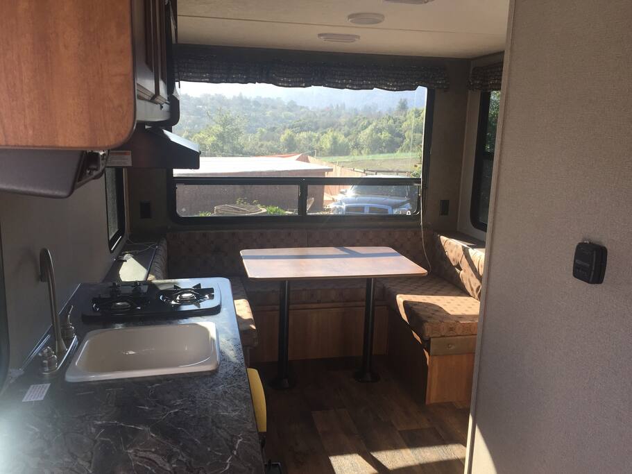 Table & kitchen