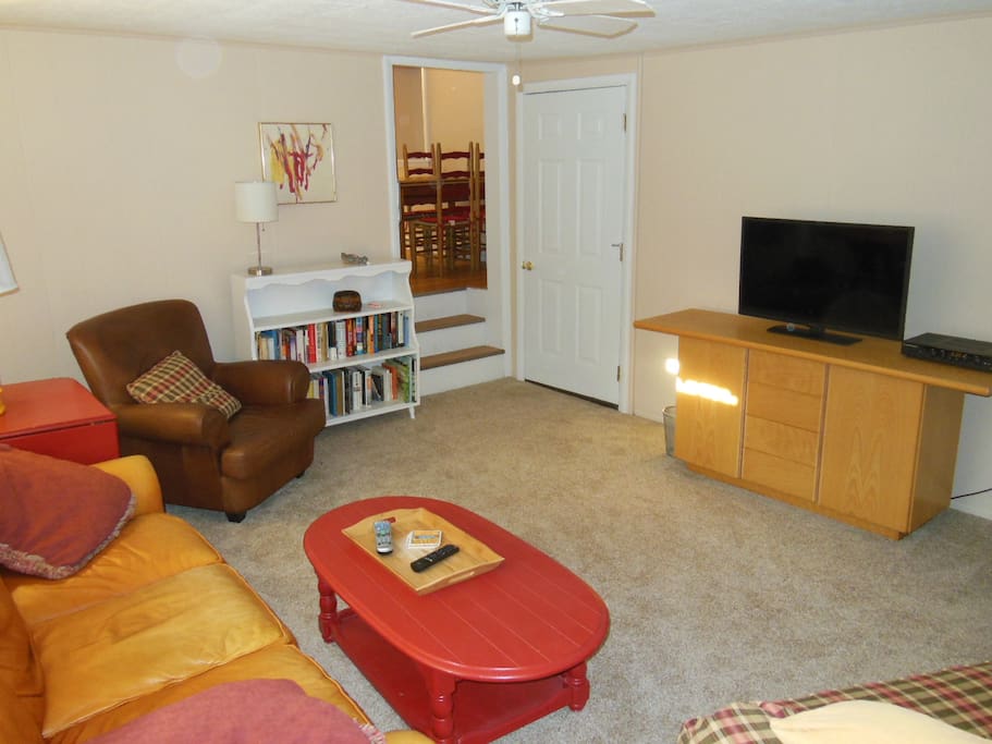 Living Rm: Cable TV, Wi-Fi, DVD, A/C