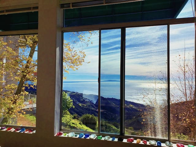 Spectacular Ocean & Mountain Views Villa gallery image 5