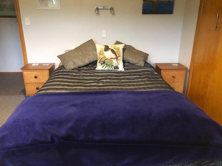 Mt View Farm Queen bed with spa, and bathroom