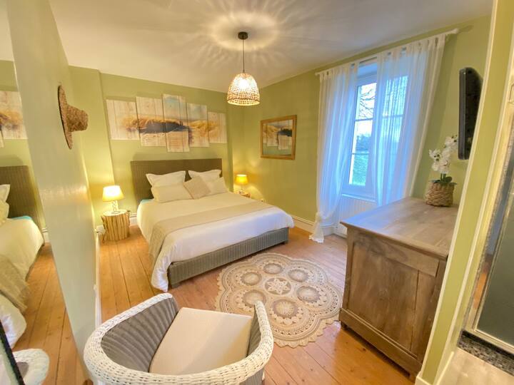 La chambre verte avec un lit en 160cm matelas mémoire de forme 
vue sur les chevaux 