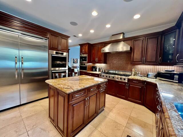 By Beverly Hills Family ❤️ Retreat 4Bed/3Bath House gallery image 3