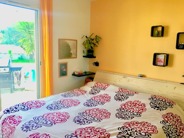 主卧， 2米宽双人床，可俯瞰露台