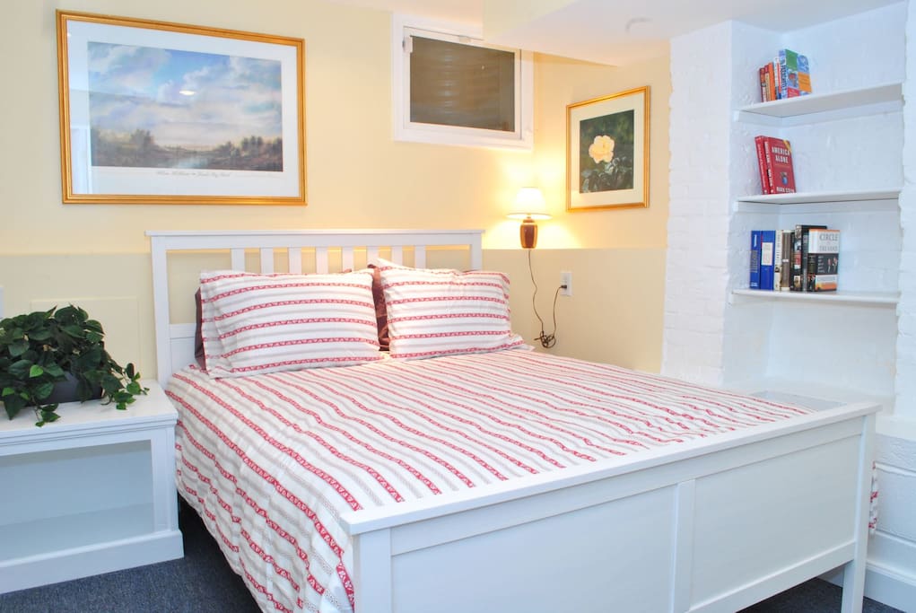 Bedroom with a queen bed