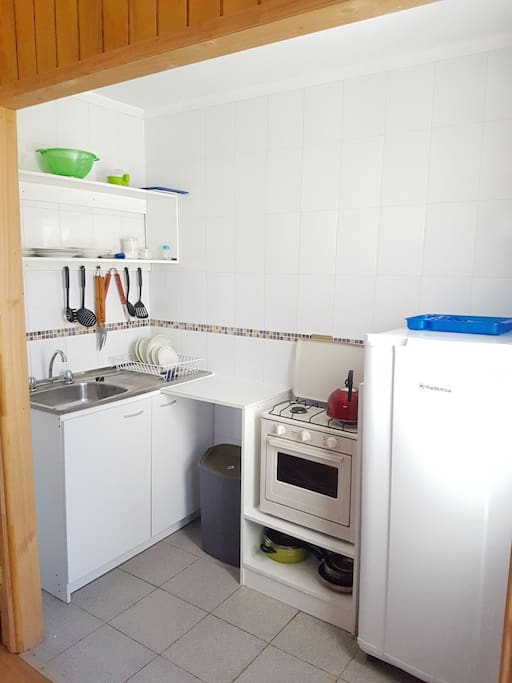 Todas las cabañas tienen cocina independiente y estan equipadas con todo lo basico para que puedas preparar y guardar tu alimentos