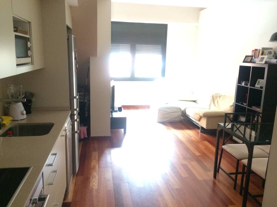 Cocina-comedor. El puf es una cama plegable. El sofá es super comodo (incluso para dormir). Aire acondicionado.