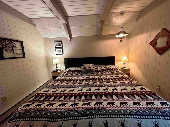 غرفة النوم رقم2
تحتوي غرفة النوم هذه على تلفزيون بسرير كينج
/درع/ خزانة/ إطلالة في الخارج - بجانب الحمام رقم2
في الطابق الرئيسي