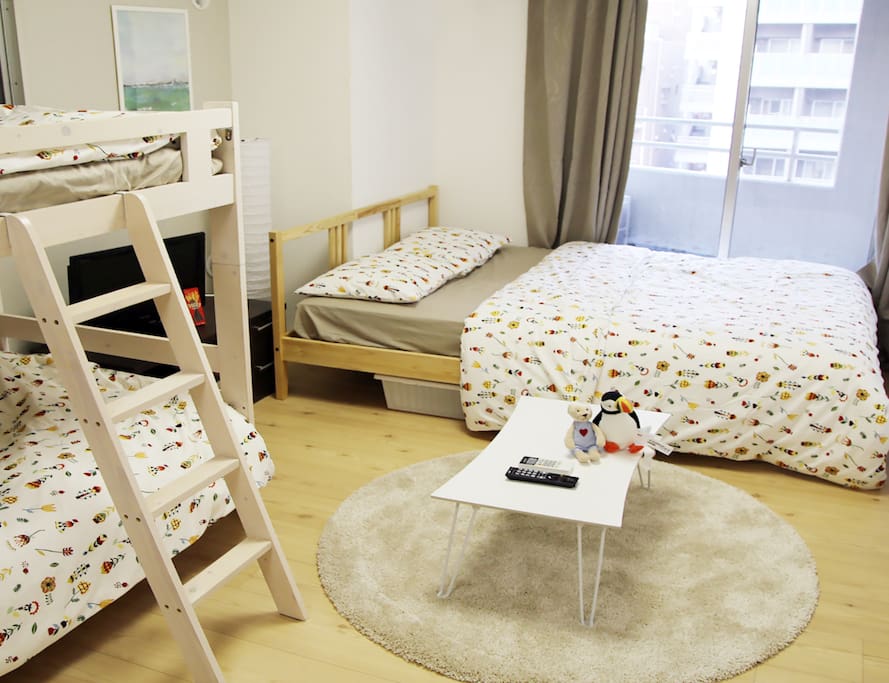The bedroom is a double bed, a bunk bed and can accommodate four guests. Warm travel begins here.
臥室是一台雙人大床,一台雙層床,可以住四位客人。溫馨的旅行從這裡開始。