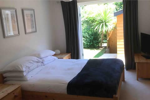 Successful Airbnb property: Bright and spacious private en-suite Falmouth in Falmouth