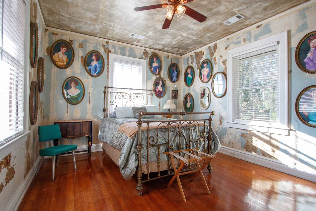 Cozy, distressed decor.