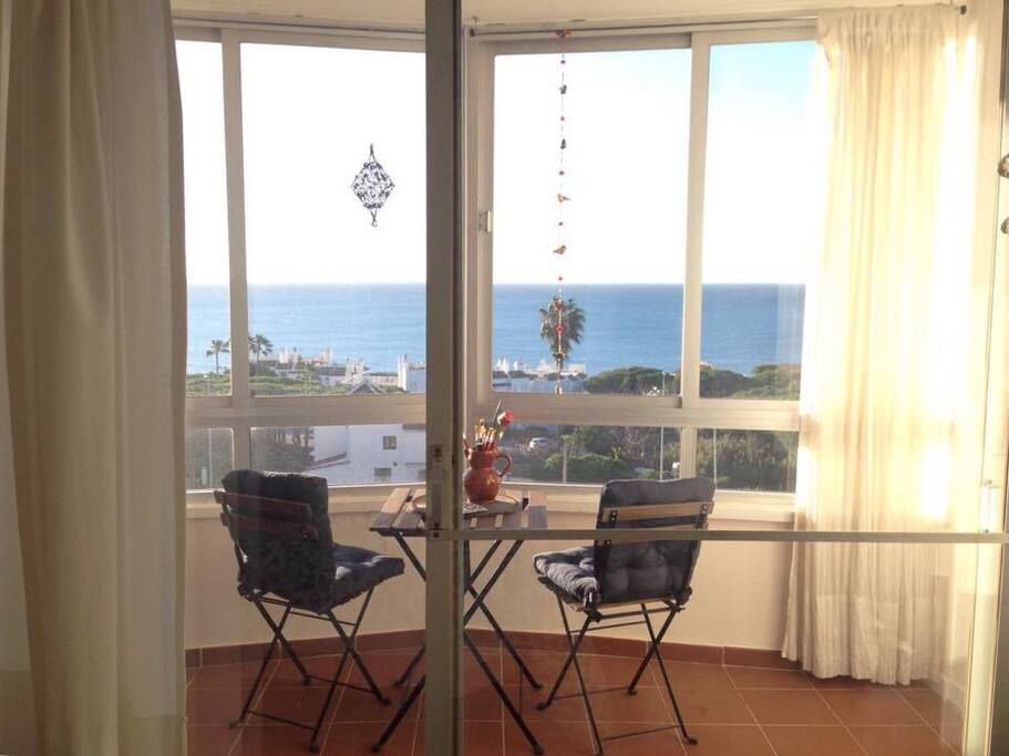 Relax y aprecia el atardecer en el balcón cerrado-
Relax and watch the sunset in the enclosed balcony