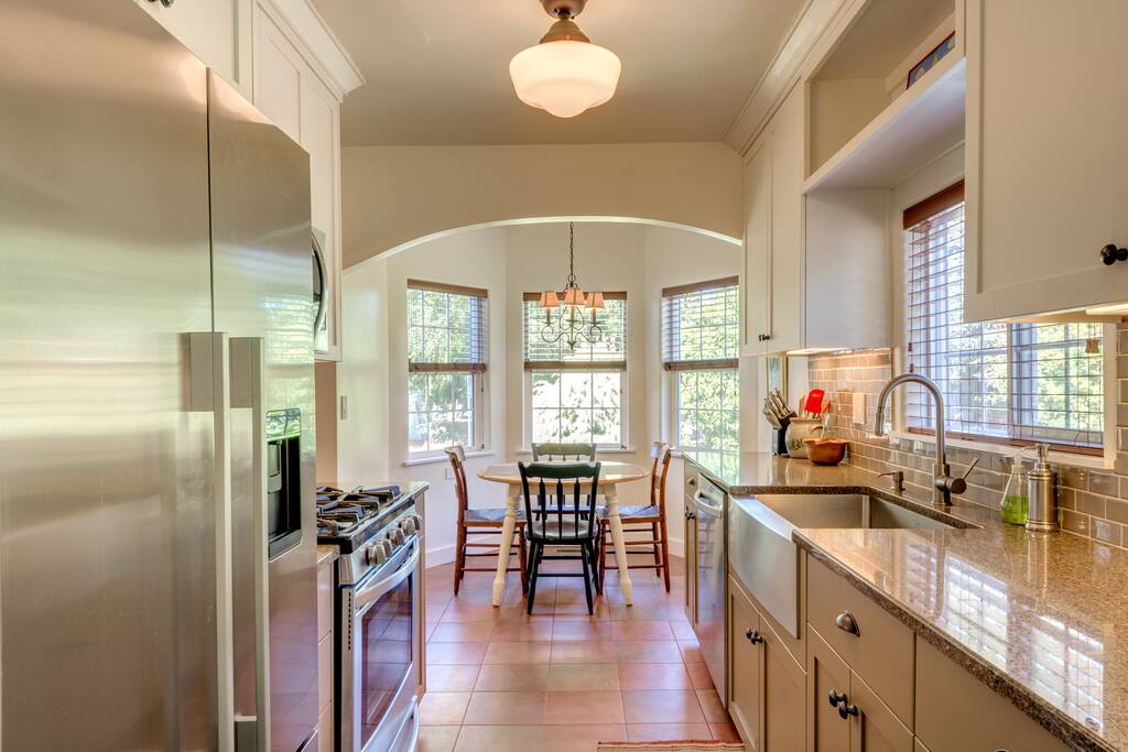 Fully remodeled kitchen and breakfast nook