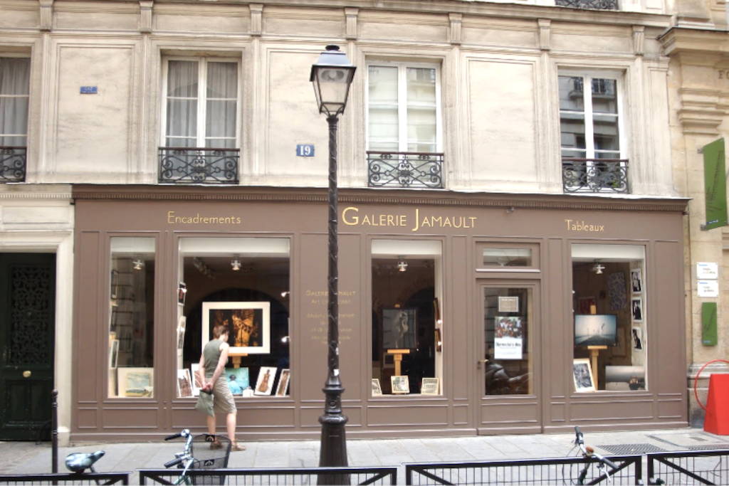 Galerie d'art en bas de l'immeuble