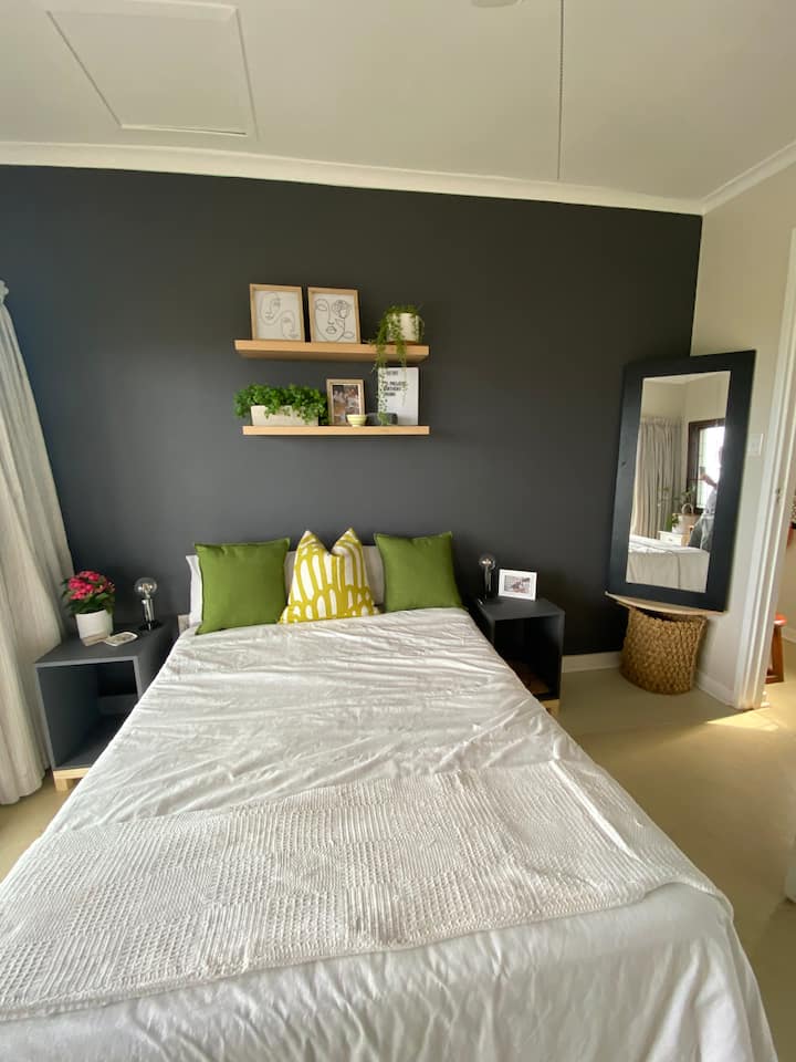 מיטת קווין סייז בחדר השינה