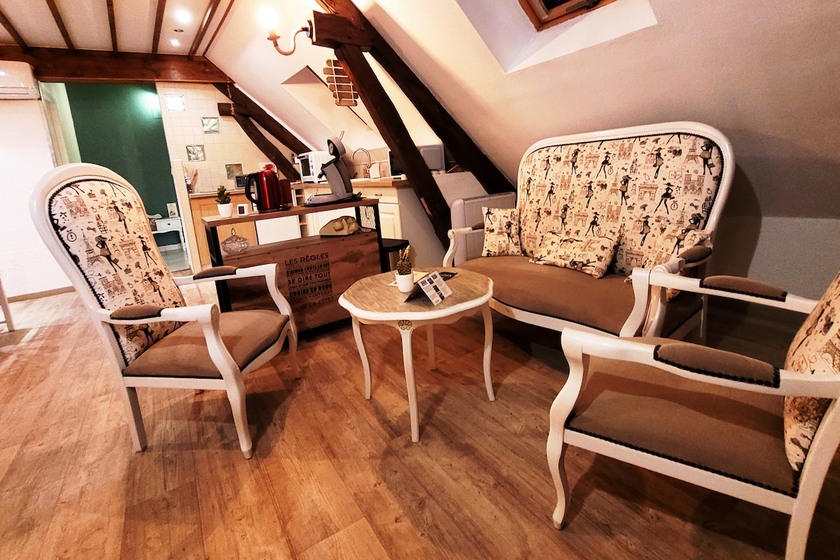 Obývacia izba so starožitnými stoličkami a stolmi je dobovým nábytkom zrekonštruovaným pre dokonalé pohodlie. Kúzlo starého a pohodlie nového.