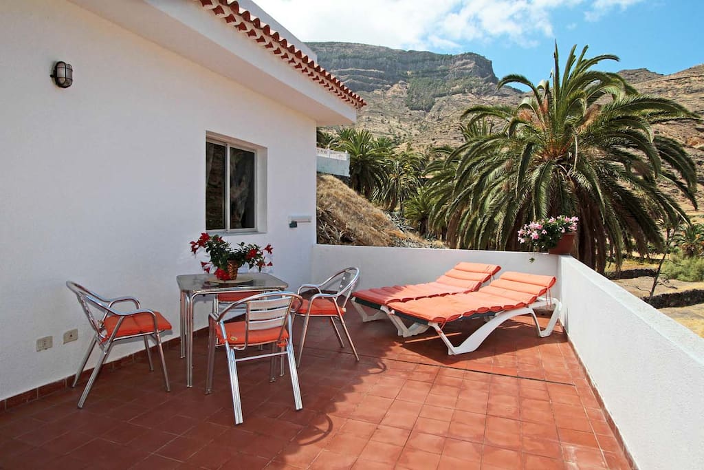 Terrasse mit Sitzecke und Sonnenliegen