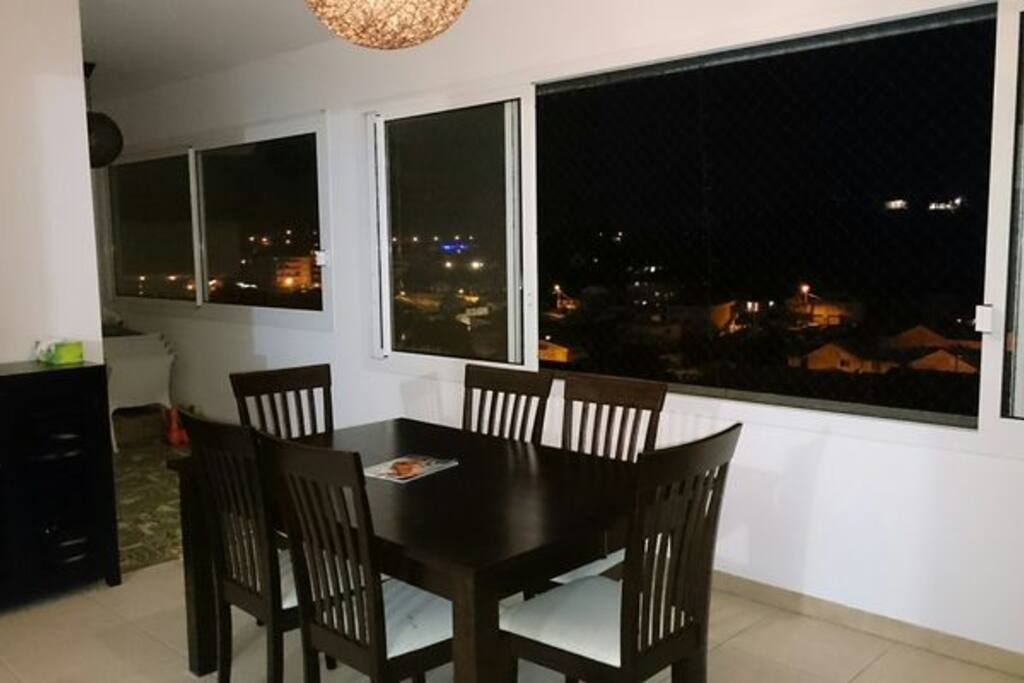 Salle à manger sur terrasse fermée