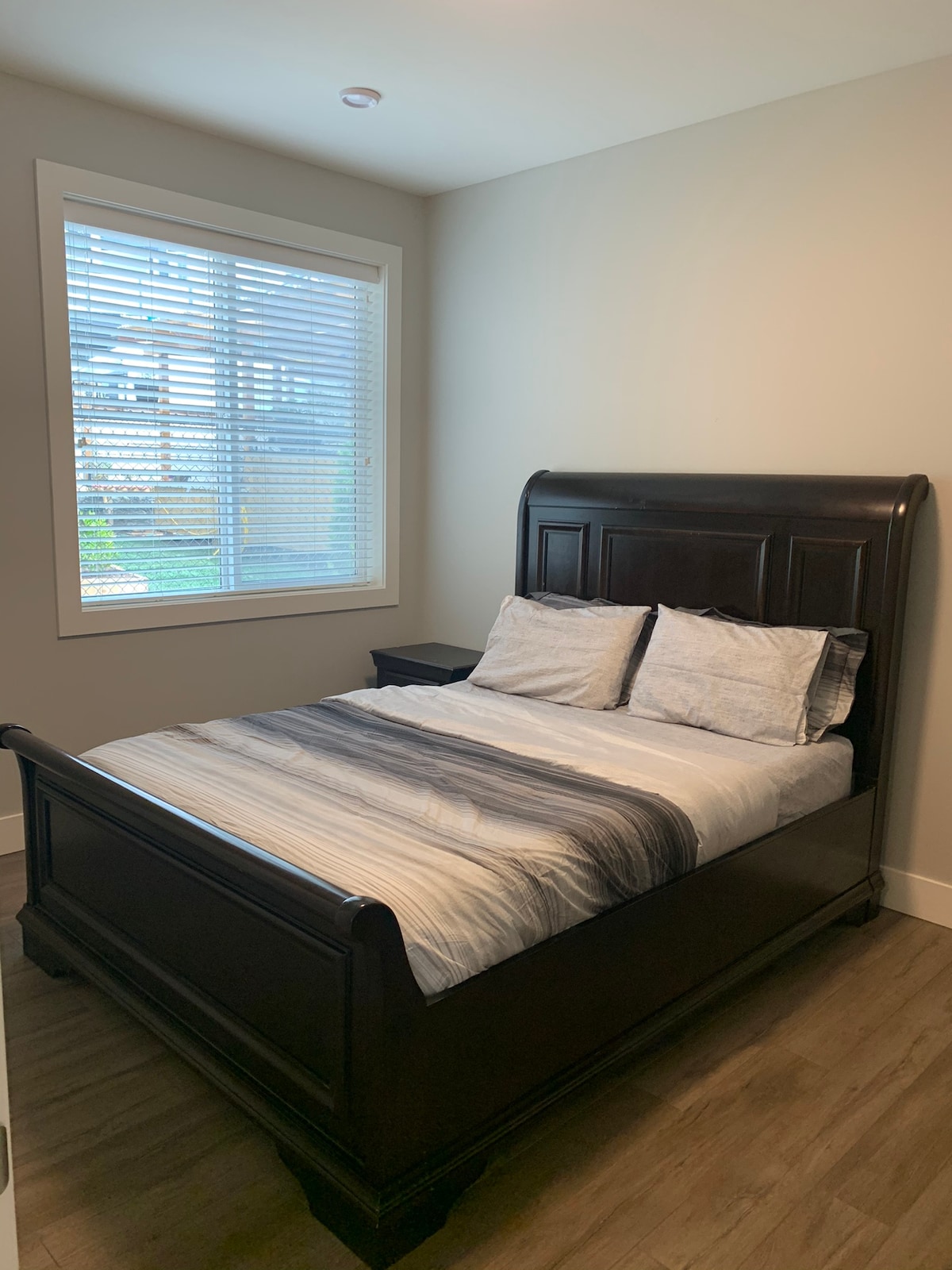 ห้องนอนพร้อมเตียงควีนไซส์