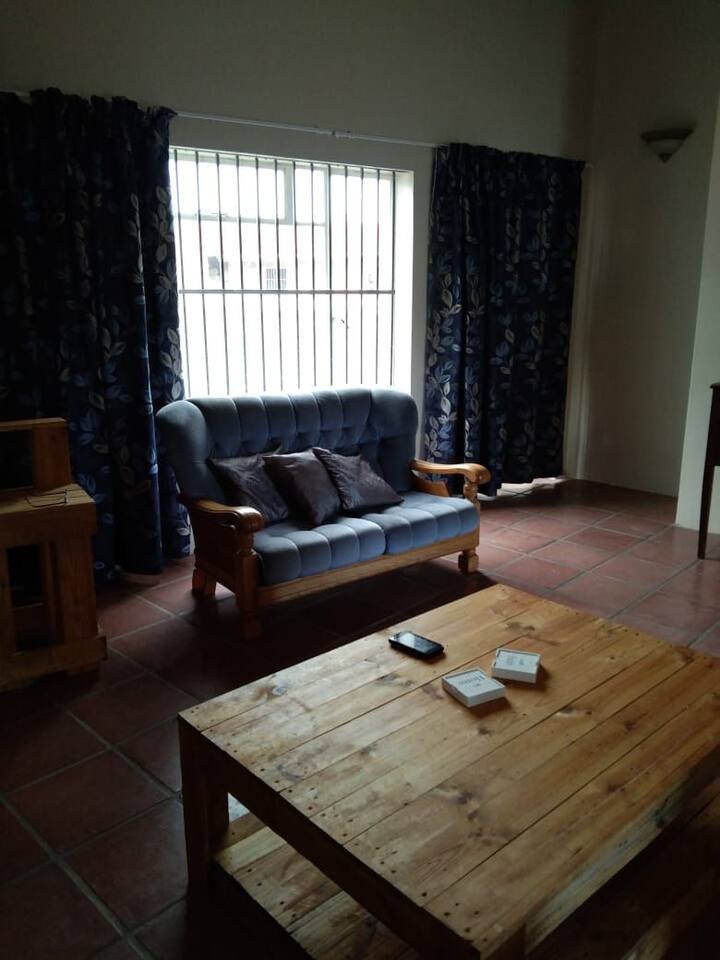 3 bedroom home with indoor +outdoor fireplace.Dstv Houses for Rent in