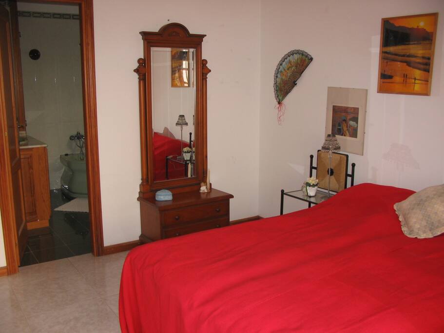 Dormitorio principal con baño primero