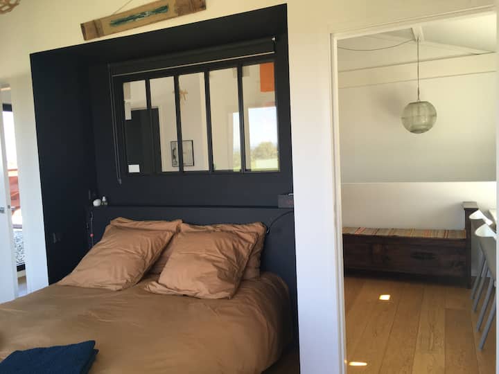 ห้องนอนใหญ่ (160 เตียง) ชั้นบน