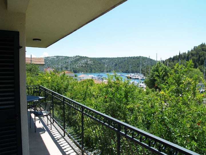 Formenti - spacious ap. -big balcony & marina view