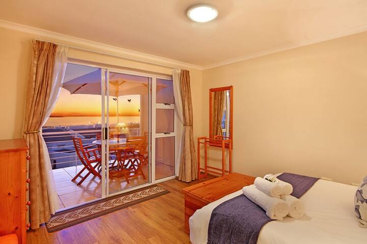 Stunning views 400m to beach front Eden On The Bay gallery image 4