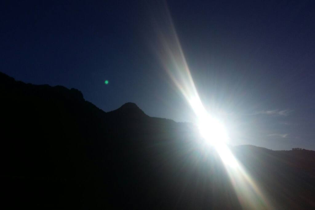 la salida del Sol desde el salón