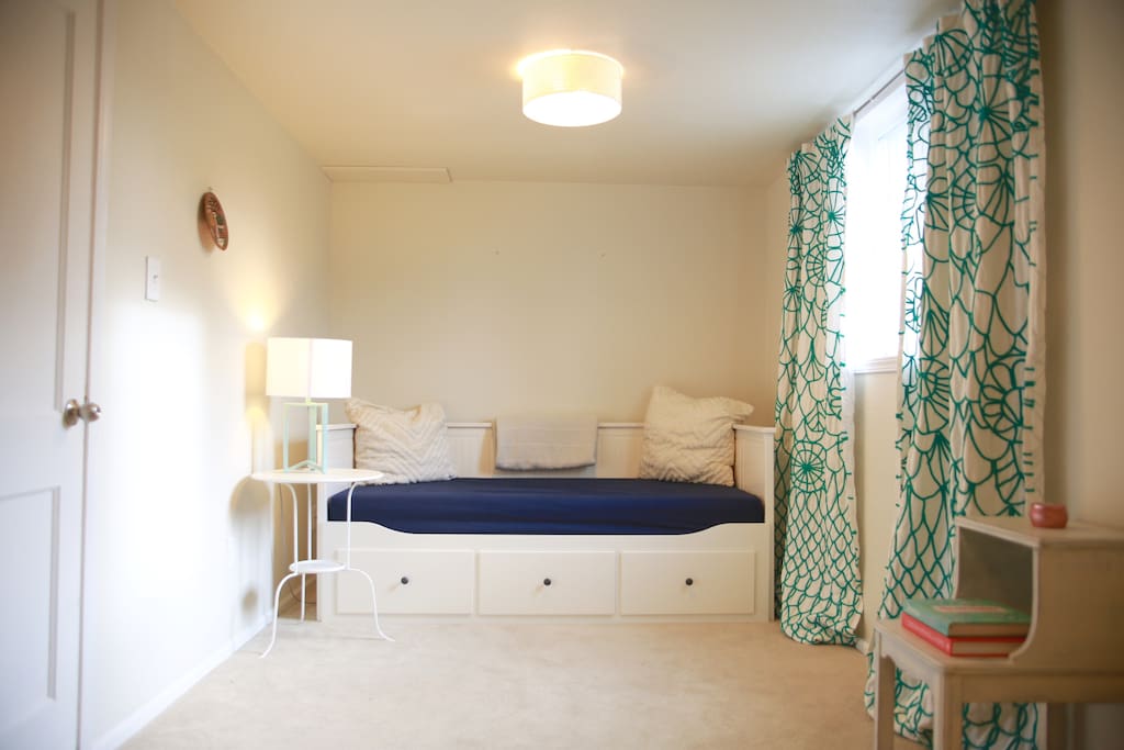 Twin bed in the bedroom