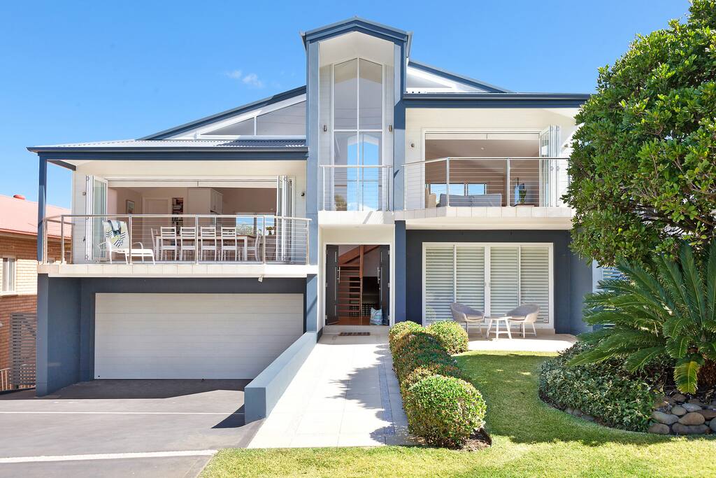 With 3 bedrooms, 2 lounge areas and great backyard - room to move!