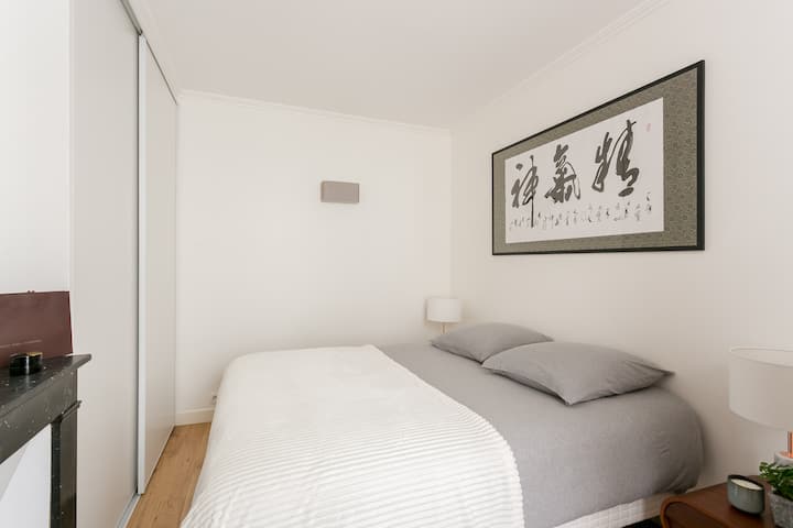 Spálňa s manželskou posteľou veľkosti Queen/ Chambre Lit Queen Size