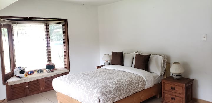 غرفة نوم داخلية بسرير بحجم كبير.