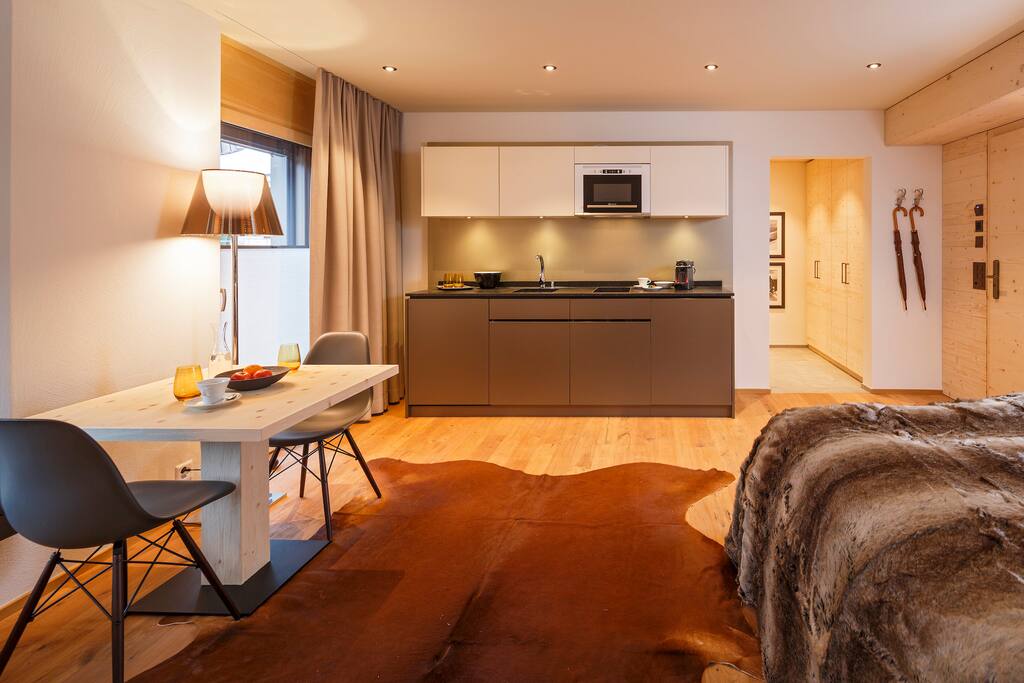 Kleine Küche mit Esstisch / Kitchenette with dining area