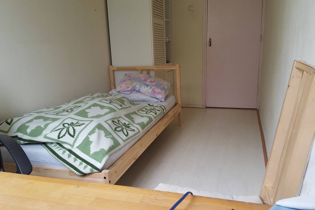 lichte kamer met een witte laminaat vloer en waterkoker.