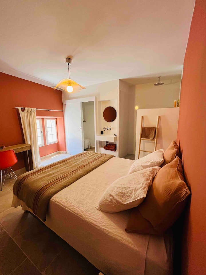 Chumba cha kulala cha matofali na bafu + choo