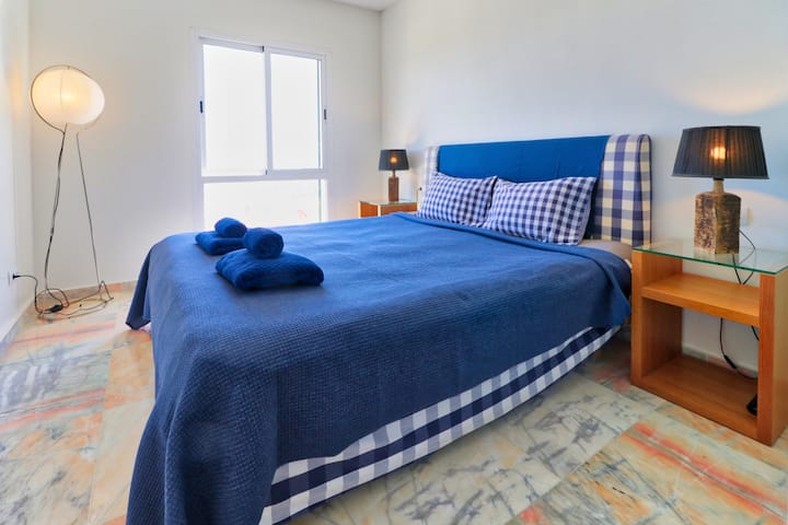 Chambre principale avec vue imprenable sur la mer.