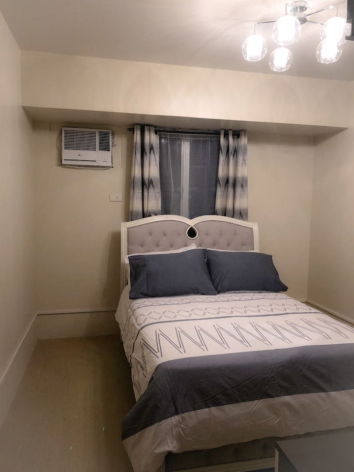 Dormitorio principal con cama doble
