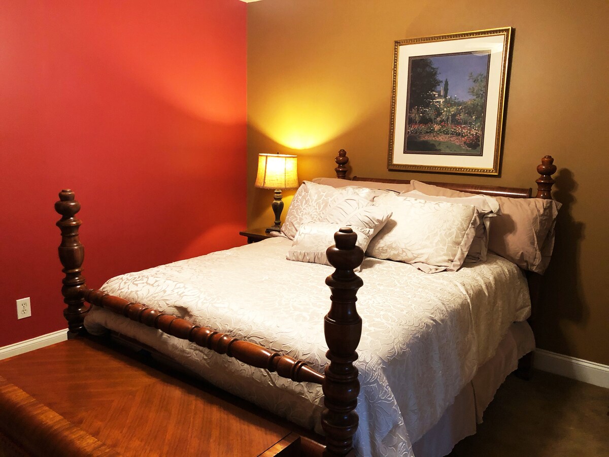 Брачен кревет (широк 150-179 см) во помала спална