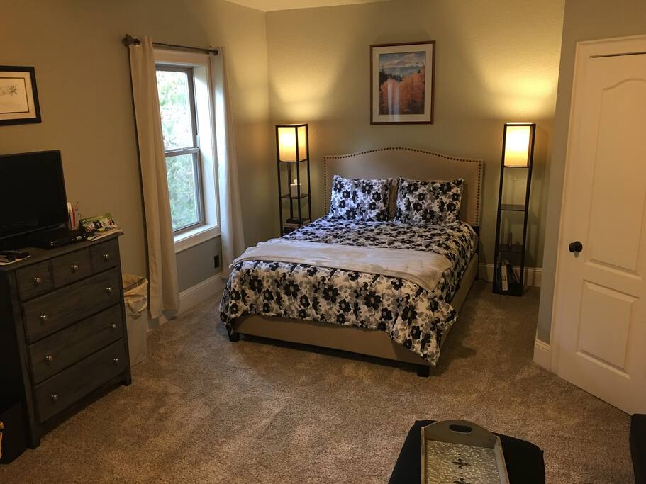 Comfy queen bed with hotel sheets