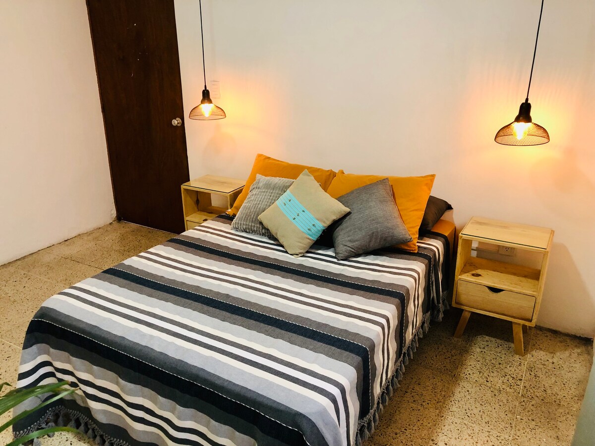 חדר עם מיטה זוגית 