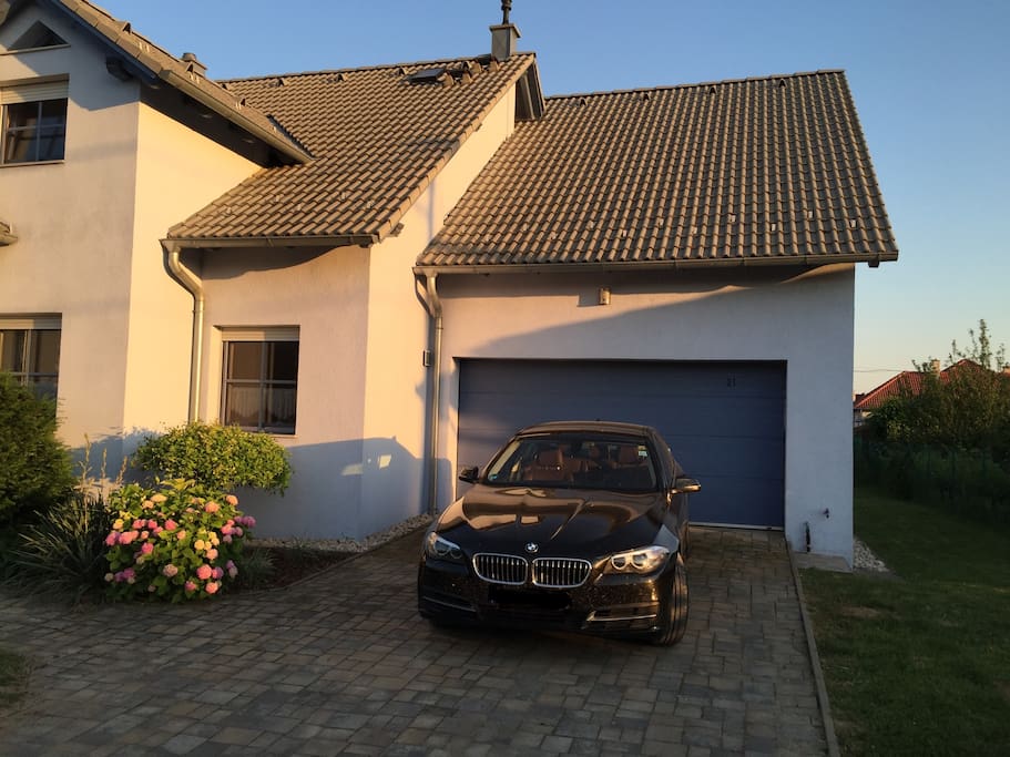Garage mit Zugang zur Wohnung