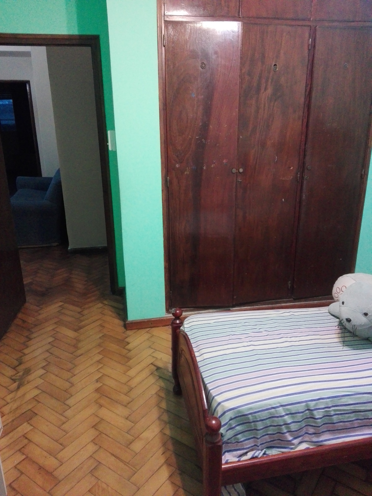 ตู้เสื้อผ้าในห้องนอนคุณไม่เห็นในรูปแต่ตู้เสื้อผ้าอยู่สูงกว่าเนื่องจากเพดานของอพาร์ทเมนท์นี้สูงที่ด้านหลังของห้องนั่งเล่น - ห้องรับประทานอาหาร