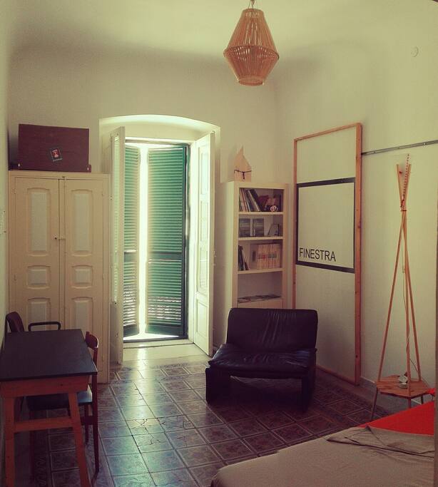 Zona scrivania con accesso al balcone