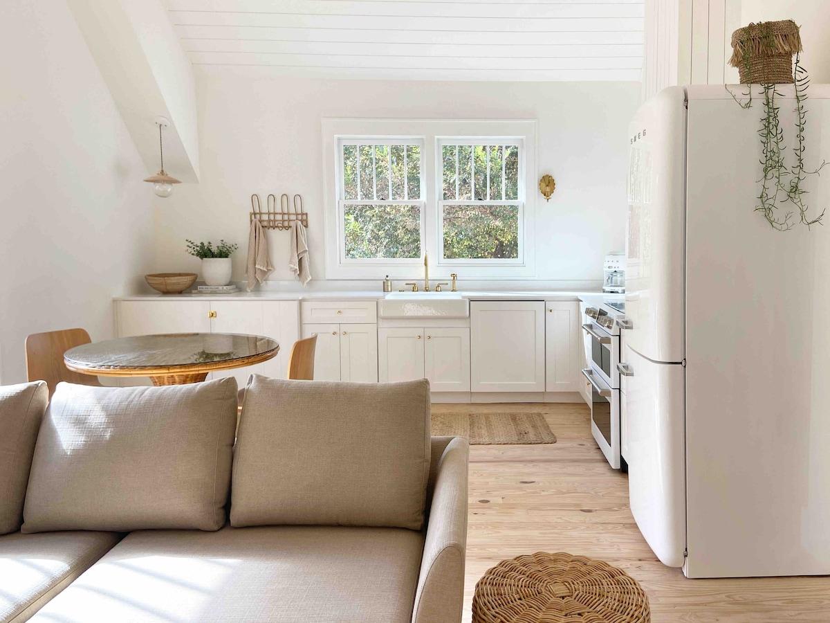 Successful Airbnb property: New sustainable apartment on quaint dirt road in Ormewood Park