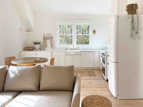 Successful Airbnb property: New sustainable apartment on quaint dirt road in Ormewood Park