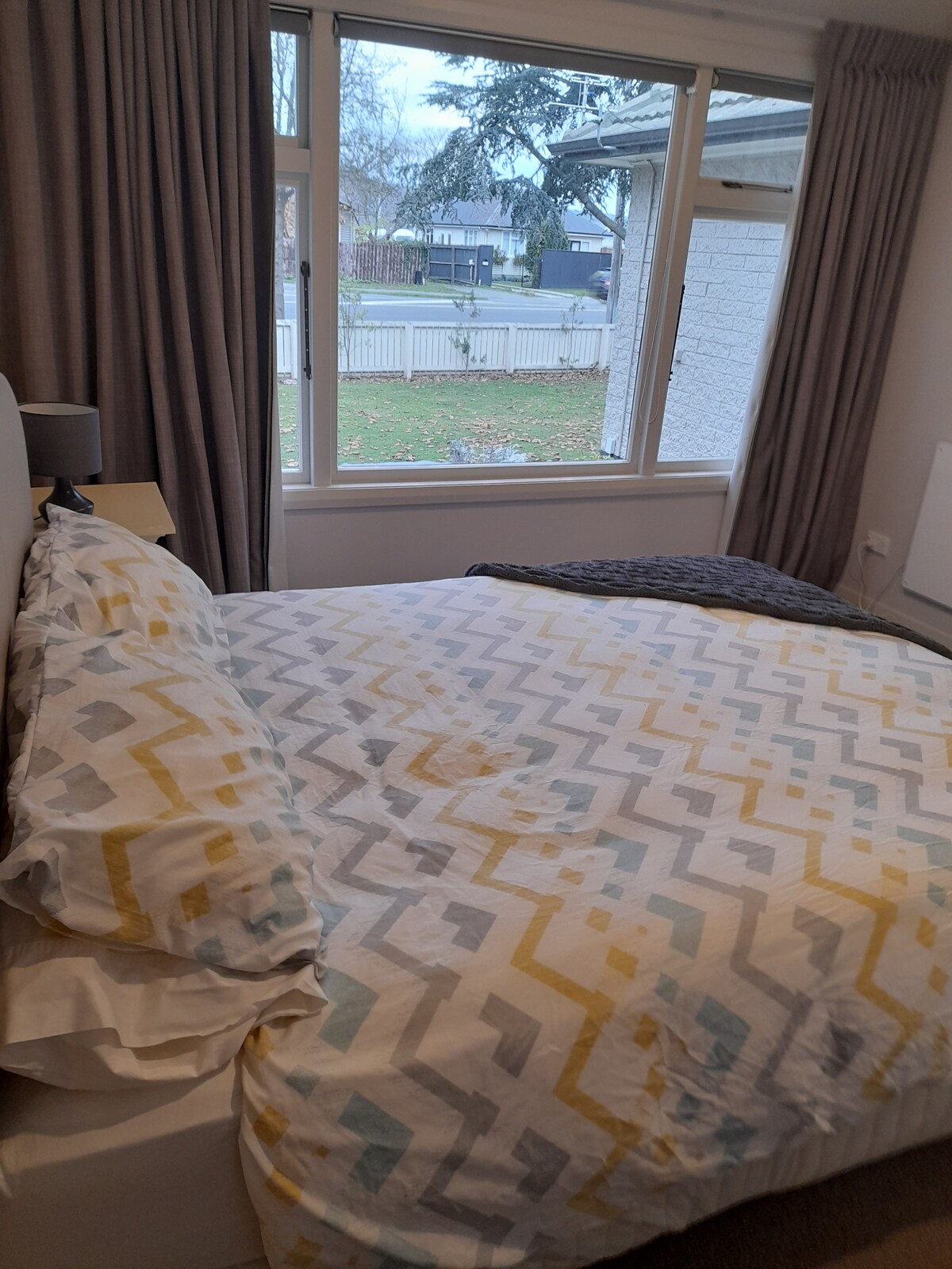 מיטת קווין עם מלתחה מובנית ותנור חימום.