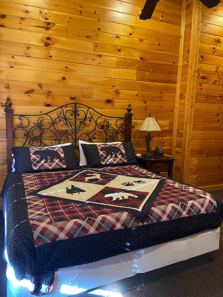 เตียงคิงไซส์พร้อมห้องน้ำเต็มรูปแบบส่วนตัว 